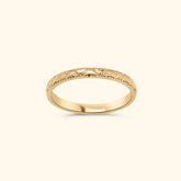 Goudkleurige stapelring van gold plated messing met subtiel gegraveerd zon- en bloemenpatroon.